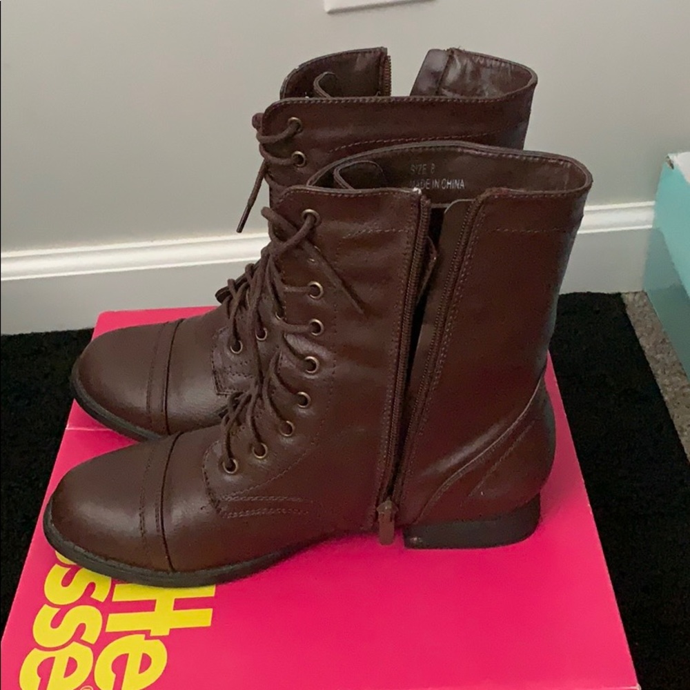 Boots - Picture 5 of 6